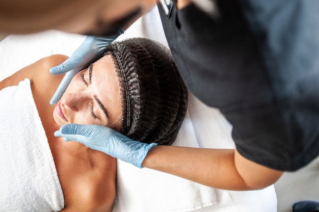 Vrouw beauty spa centrum Gezicht huidverzorging