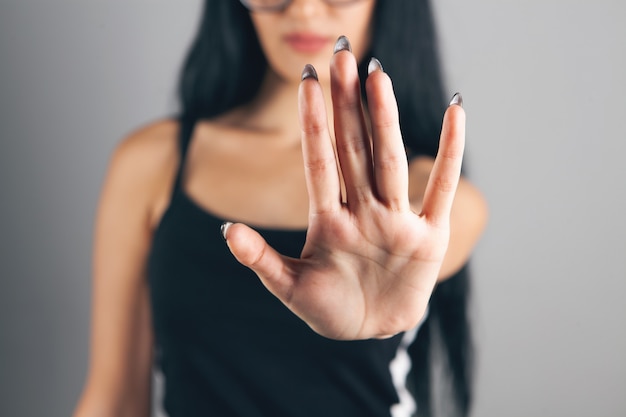 Vrouw bedekte helaas haar gezicht