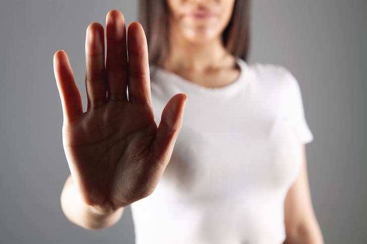 Foto vrouw bedekte helaas haar gezicht