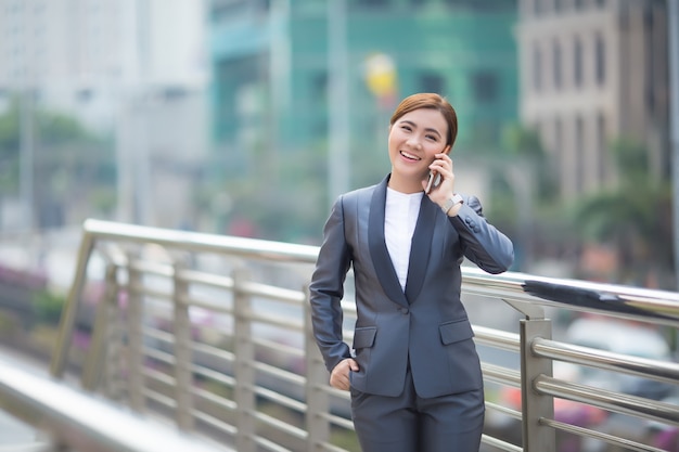 Vrouw belt de smartphone en ze voelt zich gelukkig