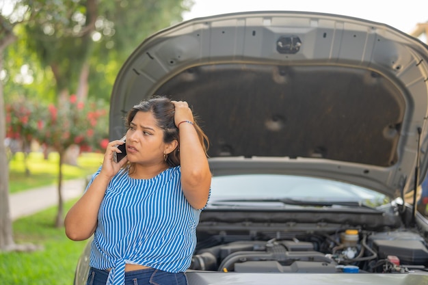 Vrouw belt verzekering omdat haar auto het niet meer doet