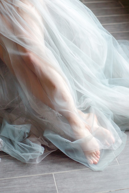 Vrouw benen in Tule van trouwjurk
