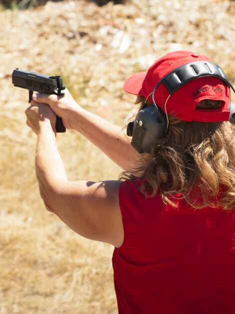 Vrouw beoefenen van target shooring.