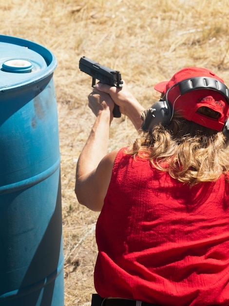 Vrouw beoefenen van target shooring.