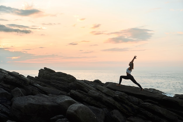 Vrouw beoefenen van yoga in de natuur