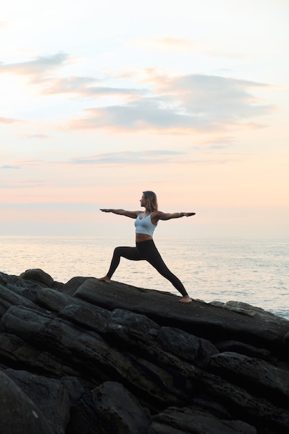 Vrouw beoefenen van yoga in de natuur