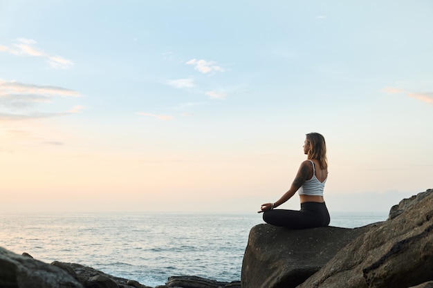 Vrouw beoefenen van yoga in de natuur