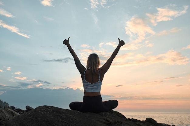 Foto vrouw beoefenen van yoga in de natuur