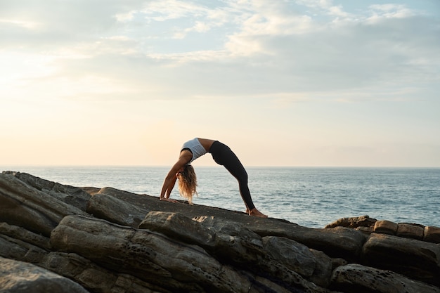 Vrouw beoefenen van yoga in de natuur