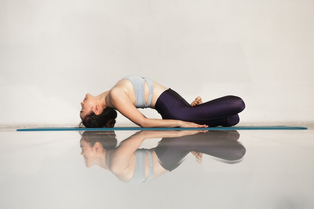 Foto vrouw beoefenen van yoga