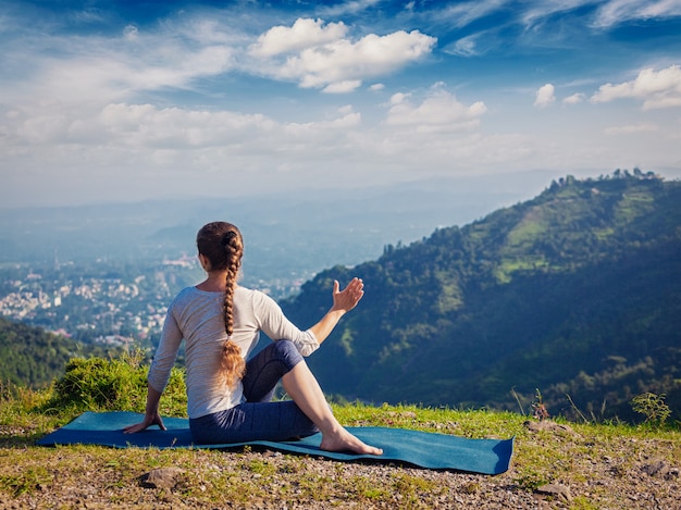 Vrouw beoefent yoga asana buitenshuis