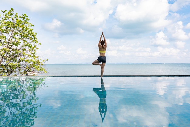 Foto vrouw beoefent yoga lotus pose