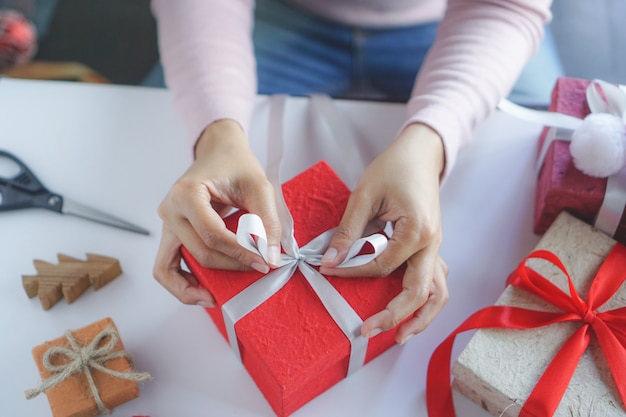 vrouw bereiden diy cadeau.