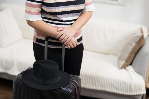 Vrouw bereidt bagage voor in koffertrolley bagage reist alleen solo meisje
