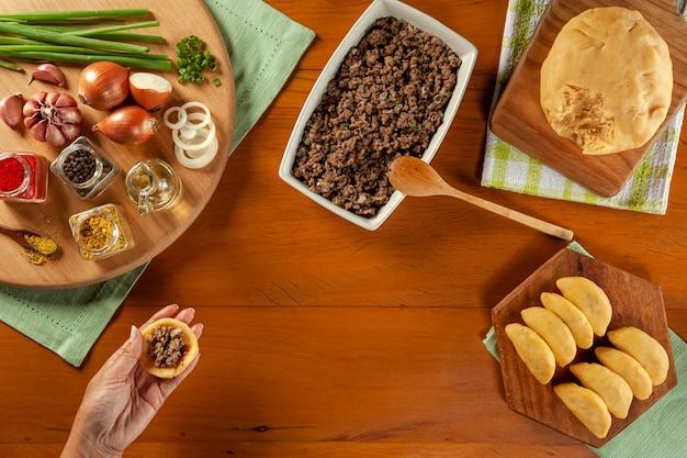 Vrouw bereidt Braziliaanse snacks rundvlees vulling kroket risolis de carne Bovenaanzicht