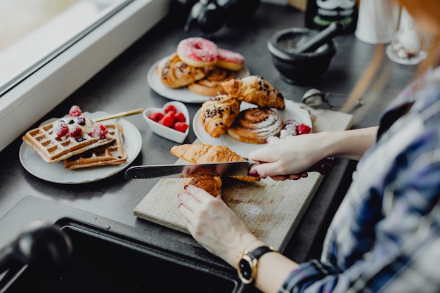 Vrouw bereidt een dessert in een keuken