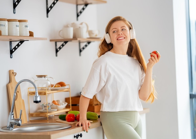 Vrouw bereidt een goede maaltijd