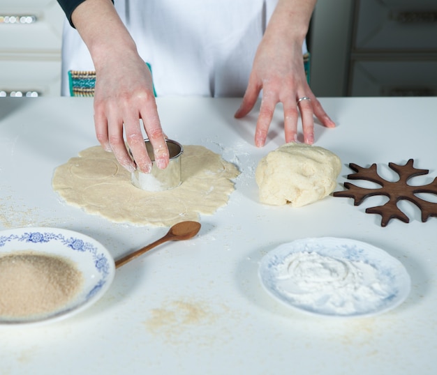 Vrouw bereidt taart met ingrediënten voor het bakken van cake