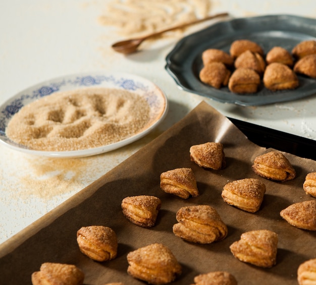 Vrouw bereidt taart met ingrediënten voor het bakken van cake