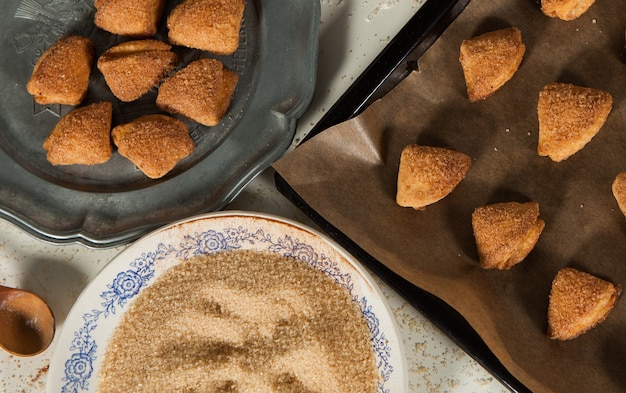 Vrouw bereidt taart met ingrediënten voor het bakken van cake