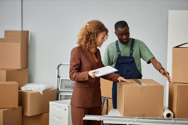 Foto vrouw bespreekt voorwaarden voor verhuizing met werknemer