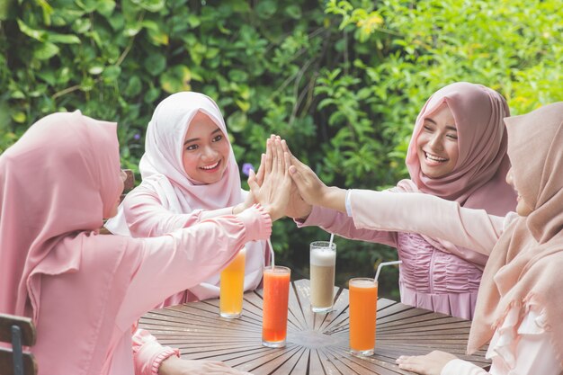 Vrouw beste vrienden handen samenbrengen in café