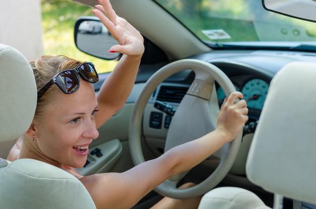 Foto vrouw besturen van een auto