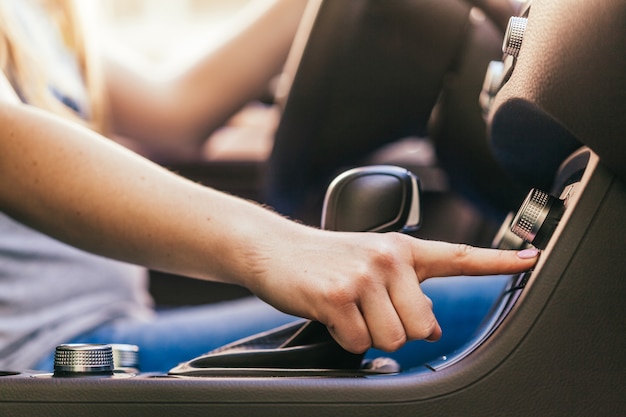 Vrouw besturen van een auto