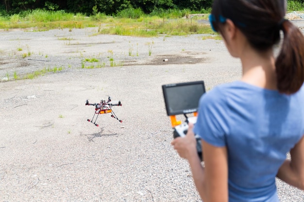 Vrouw bestuurt de drone