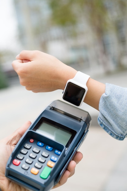 Vrouw betaalt met een slim horloge