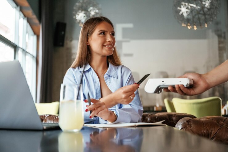 Foto vrouw betaalt voor de dienst in het restaurant