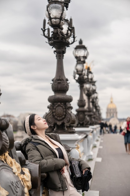 Vrouw bewondert het uitzicht vanaf pont Alexandre III