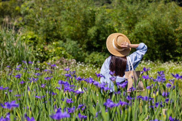 Vrouw bezoekt de bloementuin met iris tectorum