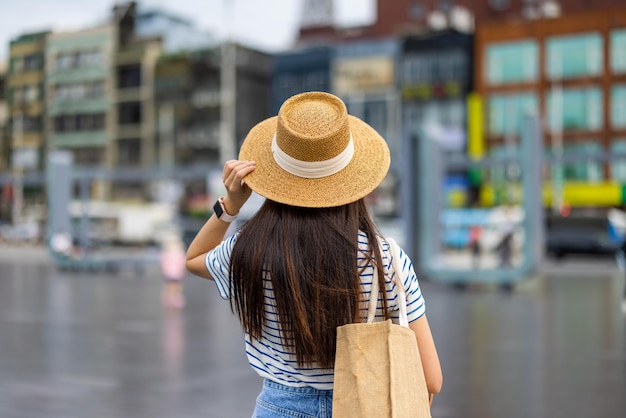 Vrouw bezoekt de stad Keelung in Taiwan