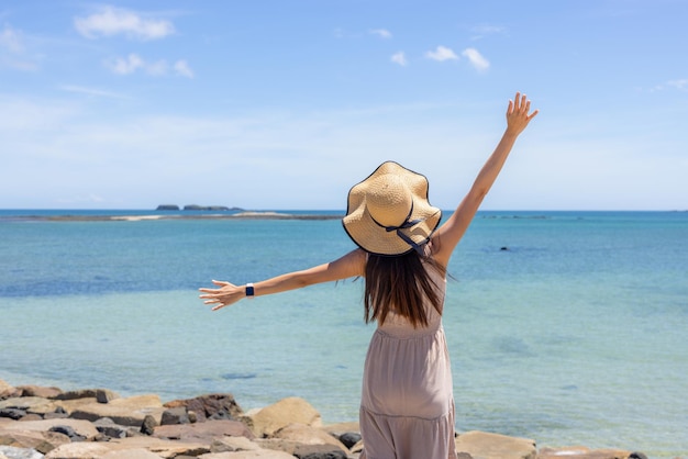 Vrouw bezoekt het zeestrand in Penghu van Taiwan