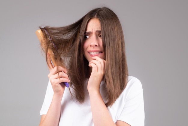 Vrouw bezorgd over haaruitval probleem met haaruitval