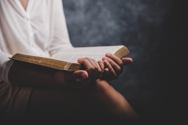 Foto vrouw bid om gods zegen voor een beter leven