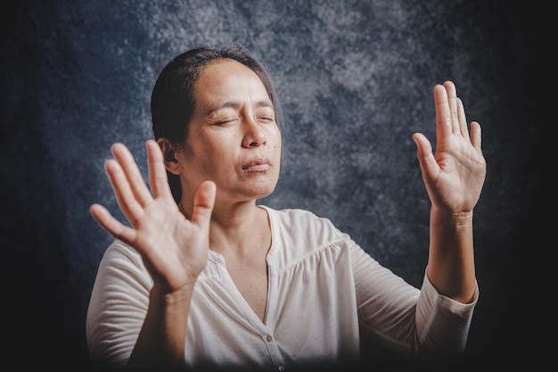 Vrouw Bid om Gods zegen voor een beter leven