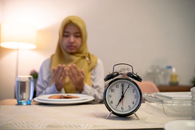 Vrouw bidt om god te danken voor het eten tijdens pauzevasten