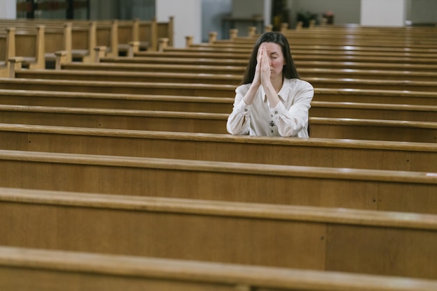 Vrouw bidt tot god in de kerk