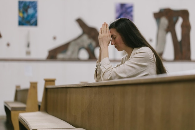 Vrouw bidt tot God in de kerk