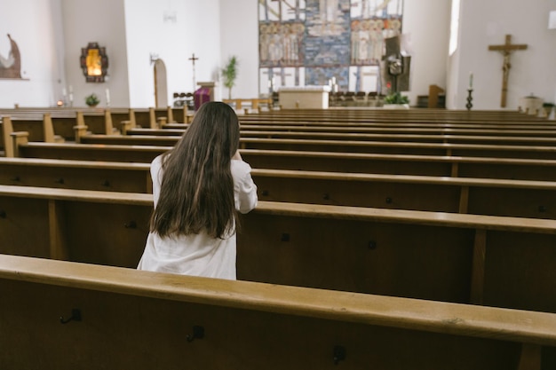 Foto vrouw bidt tot god in de kerk