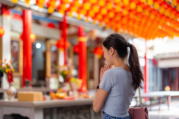 Vrouw bidt voor haar wensen in Chinese tempel