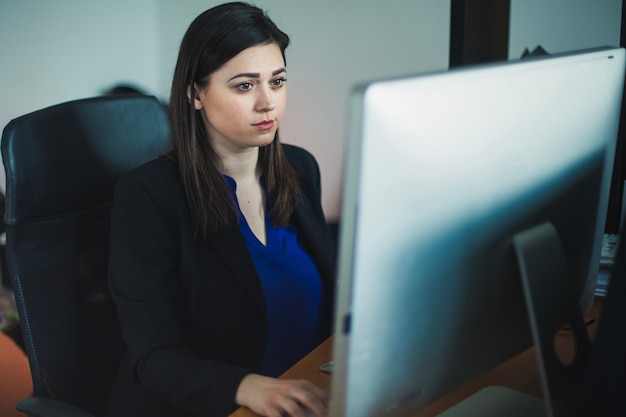 Foto vrouw bij bureaublad werken