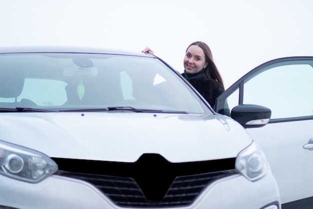 Vrouw bij de auto in de winter