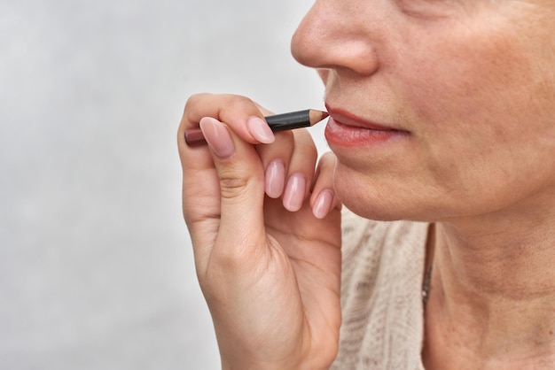 Foto vrouw bij de receptie bij de schoonheidsspecialiste brengt make-up aan