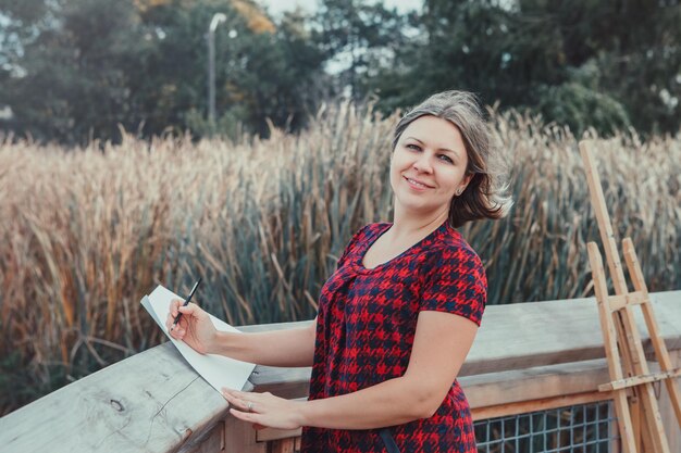 Foto vrouw bij de reling.