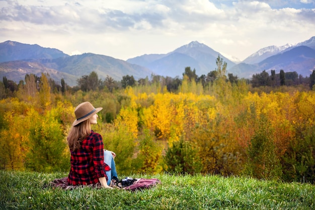 Vrouw bij herfstpicknick