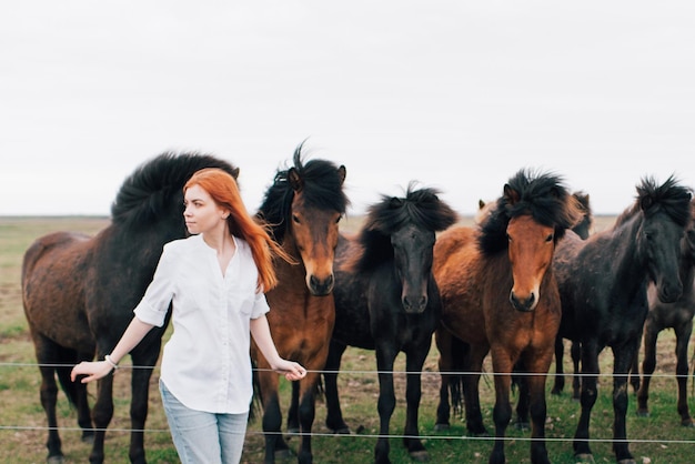 Vrouw bij het paard.