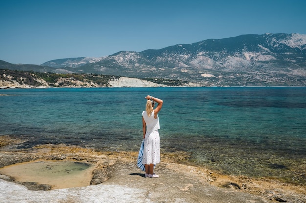 Vrouw bij Kaap Liakas en Amandakis-strand Kefalonia Ionisch Eiland Griekenland